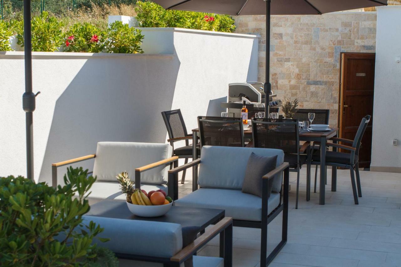 Luxury Poolside Villa Slatine Exterior foto